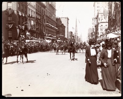 Ansicht einer berittenen Militärgruppe in der Dewey Parade auf der Fifth Avenue, New York, 1899 von Byron Company